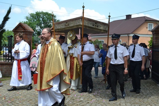 Tarnobrzeg. Procesja w parafii św. Marii Magdaleny