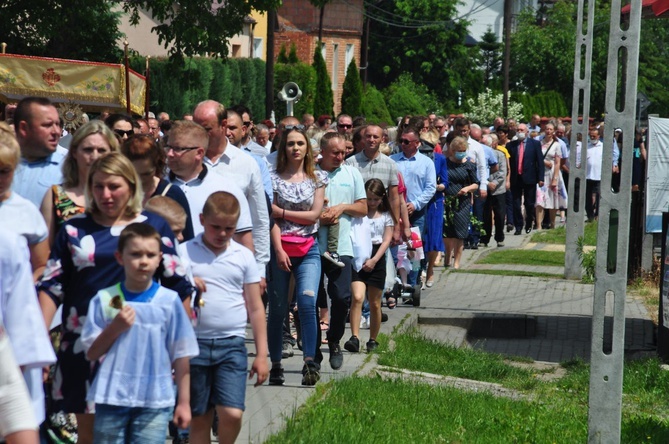 Tarnobrzeg. Procesja w parafii Matki Bożej Częstochowskiej