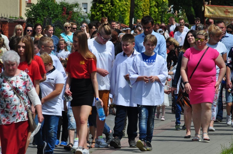 Tarnobrzeg. Procesja w parafii Matki Bożej Częstochowskiej