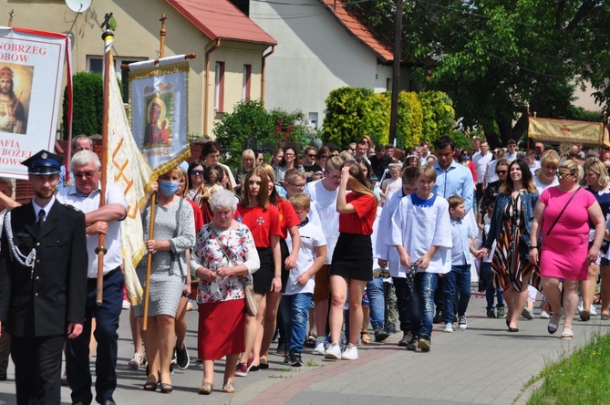 Tarnobrzeg. Procesja w parafii Matki Bożej Częstochowskiej