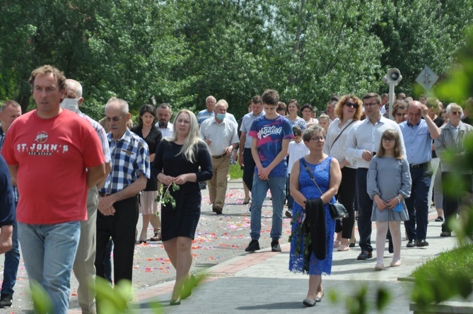 Tarnobrzeg. Procesja w parafii Matki Bożej Częstochowskiej