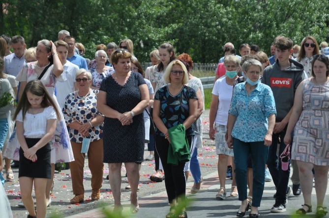 Tarnobrzeg. Procesja w parafii Matki Bożej Częstochowskiej