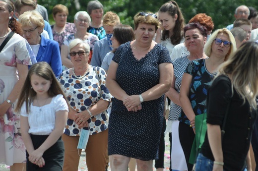 Tarnobrzeg. Procesja w parafii Matki Bożej Częstochowskiej