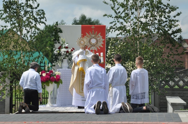 Tarnobrzeg. Procesja w parafii Matki Bożej Częstochowskiej