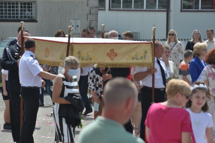 Tarnobrzeg. Procesja w parafii Matki Bożej Częstochowskiej