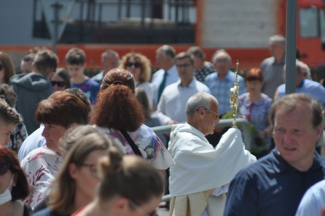 Tarnobrzeg. Procesja w parafii Matki Bożej Częstochowskiej