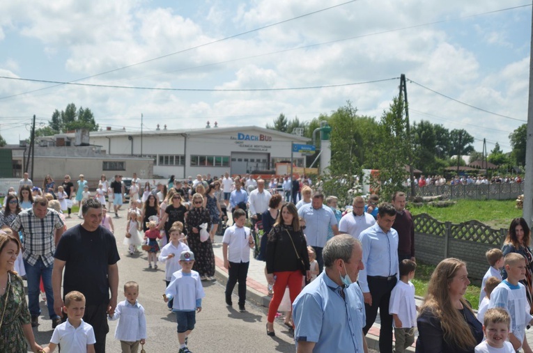 Tarnobrzeg. Procesja w parafii Matki Bożej Częstochowskiej
