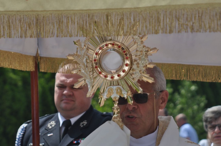 Tarnobrzeg. Procesja w parafii Matki Bożej Częstochowskiej