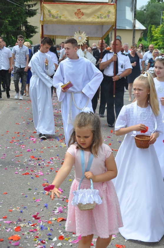 Tarnobrzeg. Procesja w parafii Matki Bożej Częstochowskiej