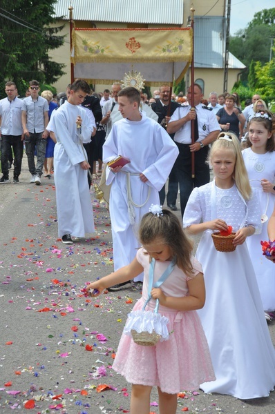 Tarnobrzeg. Procesja w parafii Matki Bożej Częstochowskiej