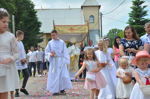 Tarnobrzeg. Procesja w parafii Matki Bożej Częstochowskiej