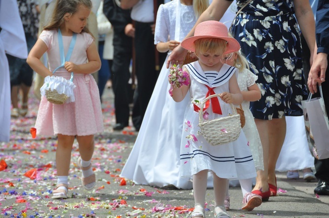 Tarnobrzeg. Procesja w parafii Matki Bożej Częstochowskiej