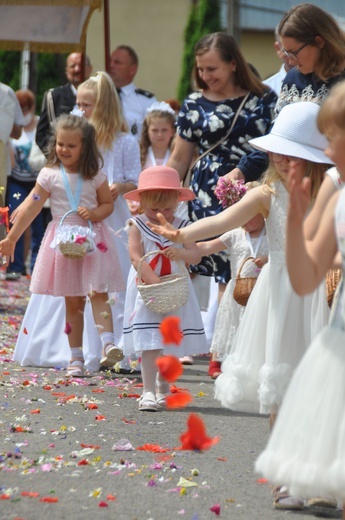 Tarnobrzeg. Procesja w parafii Matki Bożej Częstochowskiej