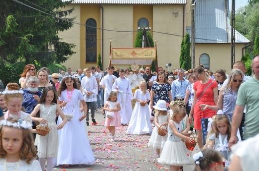 Tarnobrzeg. Procesja w parafii Matki Bożej Częstochowskiej