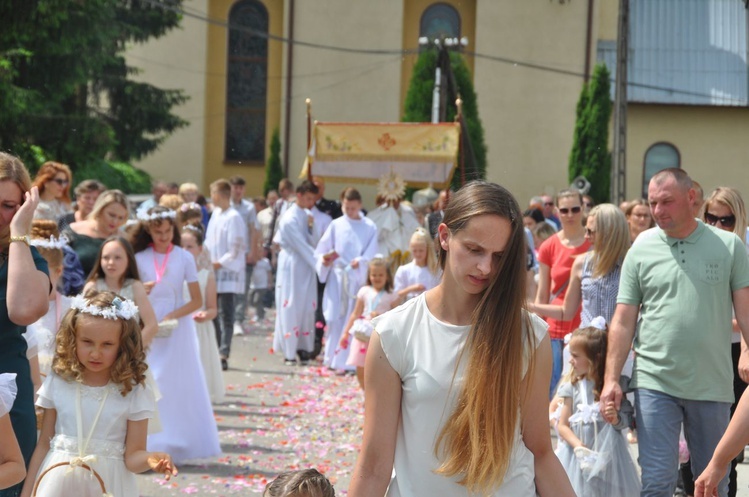 Tarnobrzeg. Procesja w parafii Matki Bożej Częstochowskiej