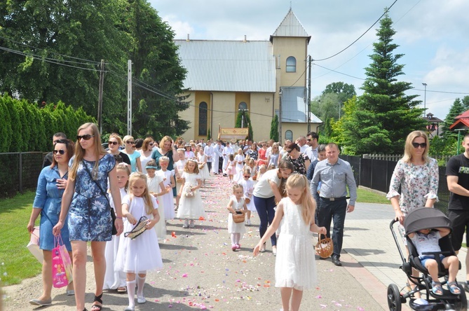 Tarnobrzeg. Procesja w parafii Matki Bożej Częstochowskiej