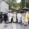 Bp Włodarczyk: Eucharystia to nie spektakl, ale posiłek. Procesja Bożego Ciała w Koszalinie