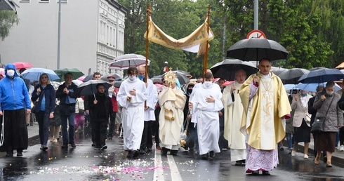 Bp Włodarczyk: Eucharystia to nie spektakl, ale posiłek. Procesja Bożego Ciała w Koszalinie