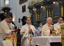 Mszą świętą w bazylice katedralnej rozpoczęły się w Łowiczu uroczystości Najświętszego Ciała i Krwi Chrystusa. 