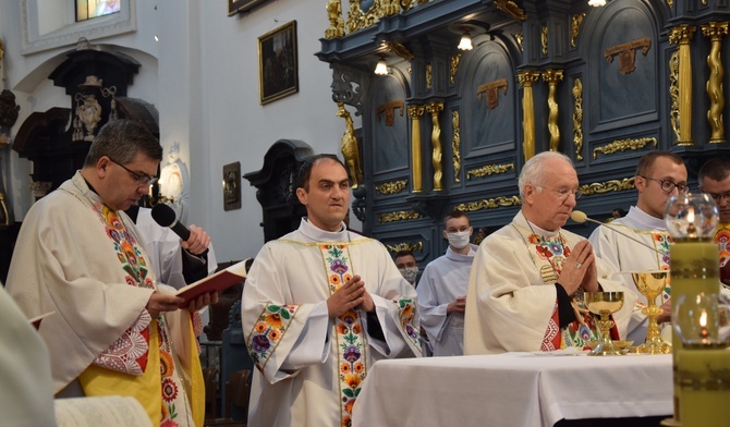 Mszą świętą w bazylice katedralnej rozpoczęły się w Łowiczu uroczystości Najświętszego Ciała i Krwi Chrystusa. 