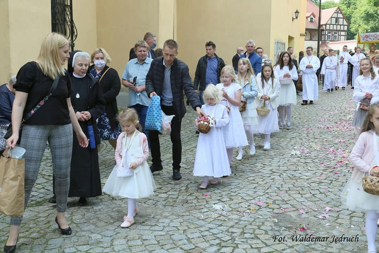 Strzegom. Parafia pw. Zbawiciela Świata i MB Szkaplerznej