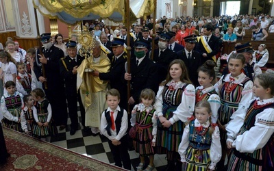 Procesji w opoczyńskiej kolegiacie św. Bartłomieja przewodniczył bp Adam Odzimek.