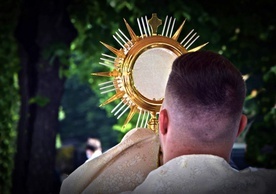 Jeden ze świdnickich wikariusz niosący Najświętszy Sakrament w czasie procesji eucharystycznej.