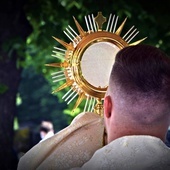 Jeden ze świdnickich wikariusz niosący Najświętszy Sakrament w czasie procesji eucharystycznej.