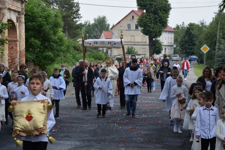 Stanowice. Parafia pw. Najświętszego Serca Pana Jezusa