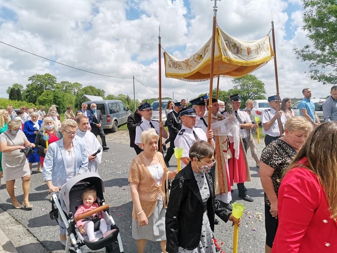 Ostroszowice. Parafia pw. św. Jadwigi