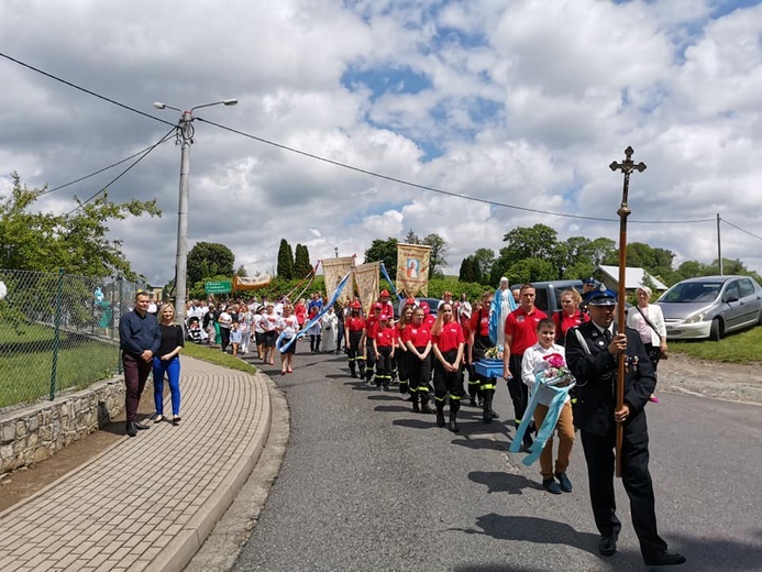 Ostroszowice. Parafia pw. św. Jadwigi