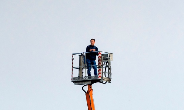Niestrudzony kibic Śląska Wrocław obejrzał mecz ukochanej drużyny z... podnośnika