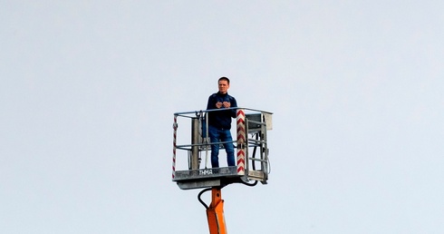 Niestrudzony kibic Śląska Wrocław obejrzał mecz ukochanej drużyny z... podnośnika