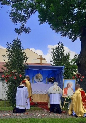 Wyszogród. Ołtarz Bożego Ciała przy kościele parafialnym.