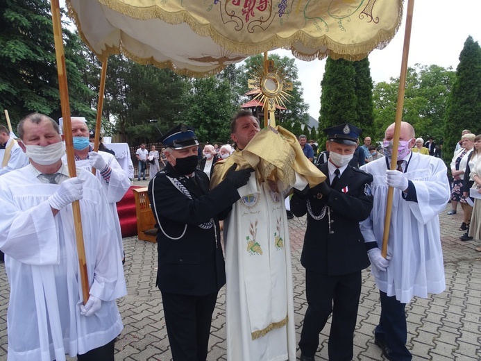 Gostynin. Procesja Bożego Ciała w parafii Miłosierdzia Bożego