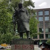 Napis na cokole pomnika Churchilla w Pradze: "Był rasistą."