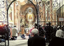 Modlitwa w kaplicy Matki Bożej – jedna z wielu pielgrzymek do tego miejsca.