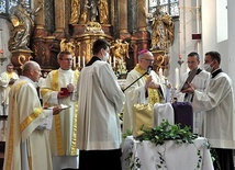 ▲	Błogosławieństwo olejów świętych.