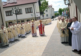 ▲	Zawierzenie kapłanów Matce Bożej.