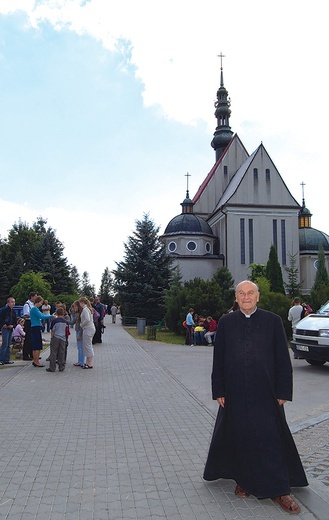 ▲	Ks. Czesław Wala na miejscu świętym w 2006 roku.