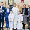 ◄	Aurelia i Szymon z rodzicami i ks. Jarosławem Ogrodniczakiem w dniu przyjęcia Komunii Świętej.