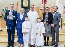 ◄	Aurelia i Szymon z rodzicami i ks. Jarosławem Ogrodniczakiem w dniu przyjęcia Komunii Świętej.