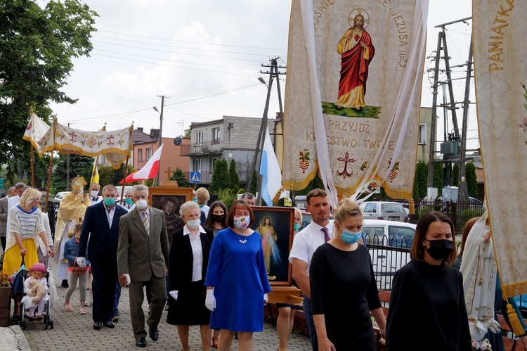 Gąsocin. Procesja Bożego Ciała w parafii św. Maksymiliana Kolbego