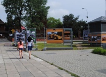Stalowa Wola, plac przed biblioteką. Wystawa sprzętu Zakładów Południowych i HSW S.A.