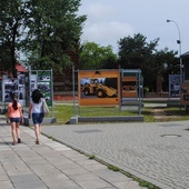 Stalowa Wola, plac przed biblioteką. Wystawa sprzętu Zakładów Południowych i HSW S.A.