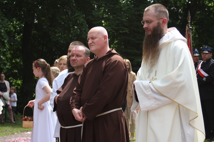 W procesji Bożego Ciała szli także ojcowie, bracia i siostry ze zromadzeń zakonnych w Nowym Mieście nad Pilicą.