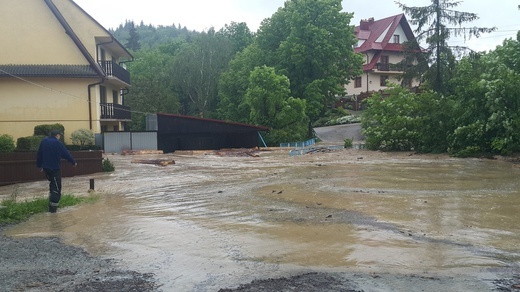 Oberwanie chmury nad Glisnem koło Mszany Dolnej