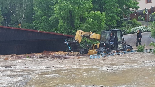 Oberwanie chmury nad Glisnem koło Mszany Dolnej