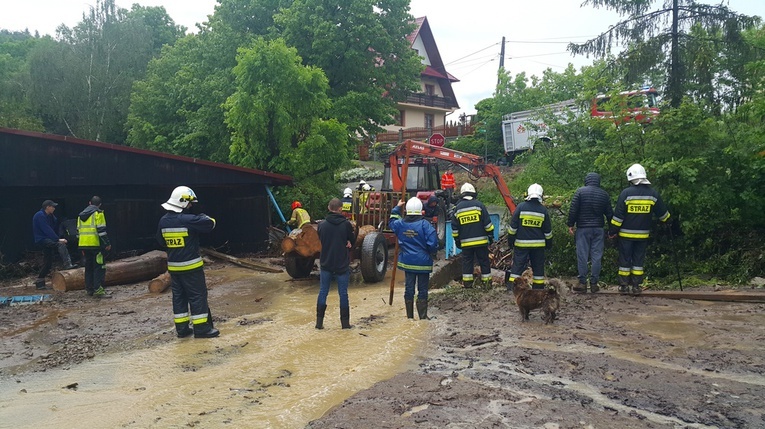 Oberwanie chmury nad Glisnem koło Mszany Dolnej