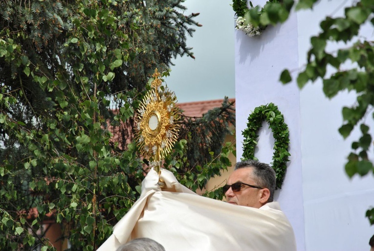 Za Panem Jezusem w Szymbarku